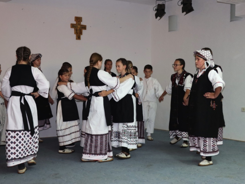 FOTO: Na Šćitu održana 5. kulturno-vjerska baština Hrvata BiH pod geslom ''Vratimo nadu zavičaju''