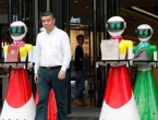 Bahati kineski bogataš prošetao sa osam humanoidnih robota