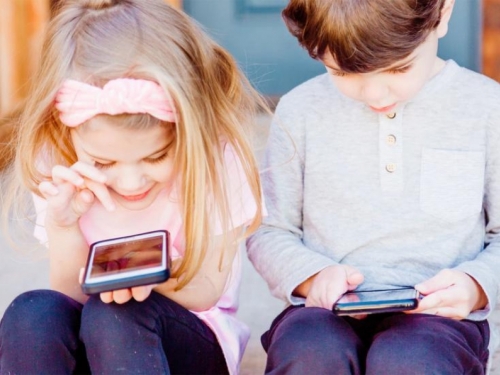 Djeca ranije nauče koristiti tehnologiju nego govoriti
