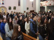 FOTO: Križni put mladih Fojničkog arhiđakonata u župi Rama-Šćit