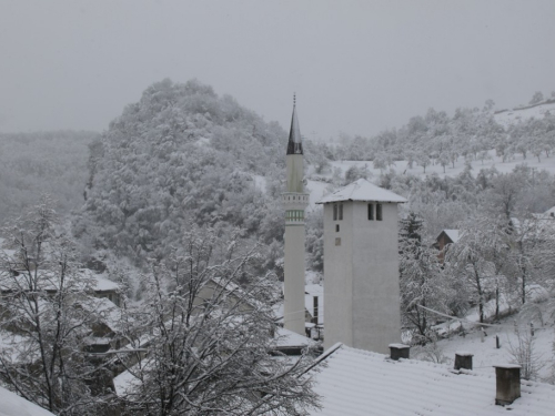 FOTO: Proljetni snijeg zabijelio Ramu