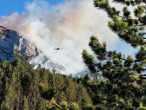 Požar na Blidinju gase helikopteri Oružanih snaga BiH i Ministarstva obrane RH