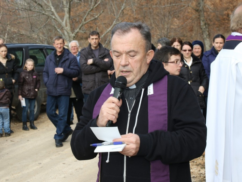 FOTO: Vlč. Stipo Knežević predvodio križni put na Uzdolu