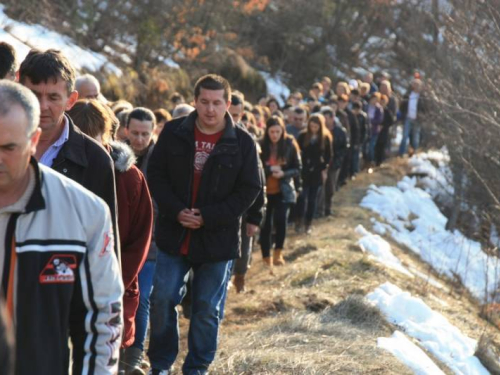 FOTO: Fra Andrija Jozić predvodio Križni put na Uzdolu