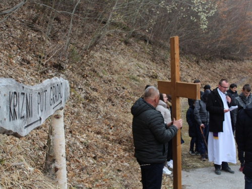 FOTO: Put križa na petu korizmenu nedjelju u župi Uzdol