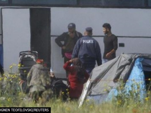 Poginulo 11 migranata: kombi se zabio u kamion pa se zapalio
