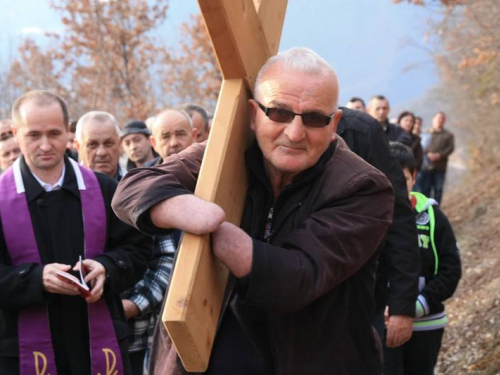 FOTO: Vlč. mr. Pero Brajko predvodio Križni put na Uzdolu