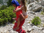 Majka i kći lutale Biokovom bez opreme. Djevojčicu su HGSS-ovci morali nositi s planine
