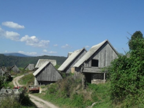 Planinica kod Bugojna, selo s četiri stalna stanovnika