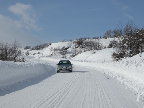 U Bosni oblačno sa slabim snijegom ili rosuljom, u Hercegovini vedro