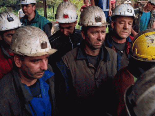 Uplakani rudari nakon dva dana izašli iz jame