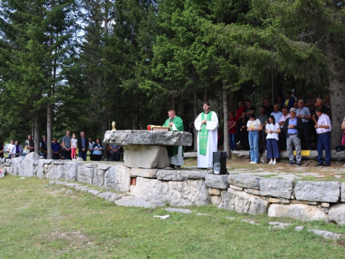 FOTO/VIDEO: Na Vranu služena sv. misa za poginule duvandžije
