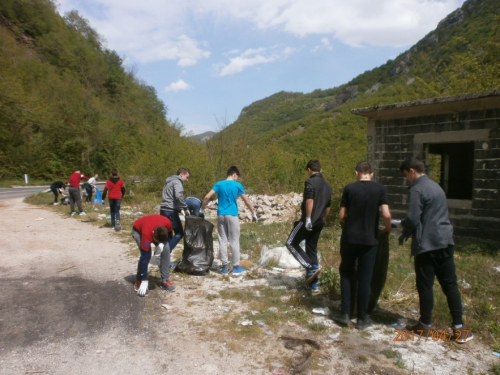 Učenici OŠ Ivan Mažuranić Gračac proveli akciju čišćenja okoliša u sklopu projekta Let’s Do It