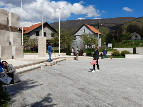 Učenici i djelatnici OŠ Veselka Tenžere na Uzdolu obilježili Dan planeta Zemlje