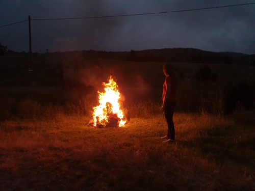 FOTO: Paljenjem svitnjaka Rama dočekuje sv. Ivu