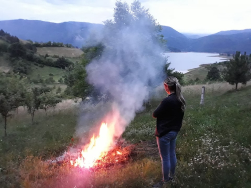 FOTO: Paljenjem svitnjaka Rama dočekuje sv. Ivu