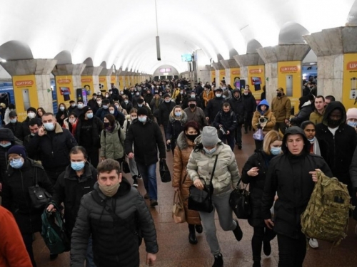 Prizori kaosa u Kijevu: Rijeke automobila, stanice podzemne prepune