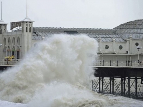 Olujni vjetrovi zahvatili Europu, udari negdje i do 150 km na sat