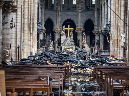 Notre-Dame prvi put bez polnoćke nakon dva stoljeća
