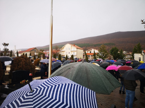 Stotine građana na sahrani Mirele Rezo: Emotivan govor svećenika