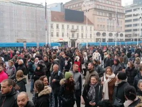 Prosvjedi u Zagrebu: Stotine bez maski i distance, žele ukidanje mjera