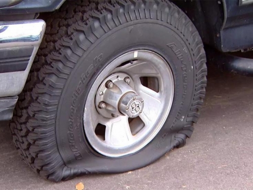 Maloljetnik probušio gume na 53 automobila