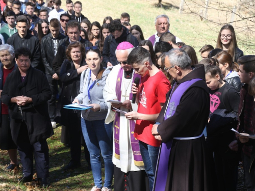 FOTO/VIDEO: Nadbiskupijski križni put mladih na Šćitu