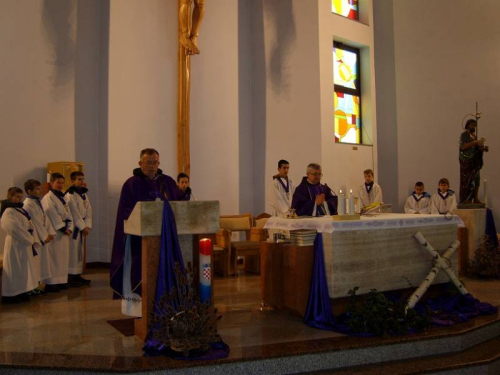 FOTO: Provincijal fra Lovro Gavran predvodio misu i Križni put na Uzdolu