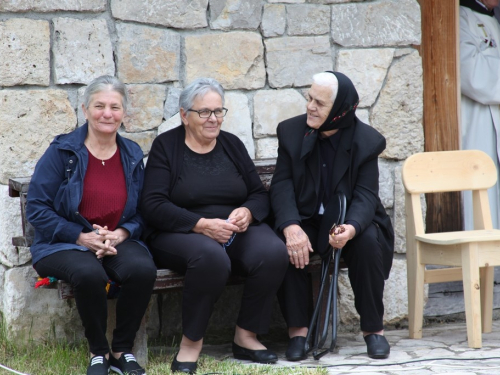 FOTO: Druženje Rumbočana i sv. misa na Zahumu