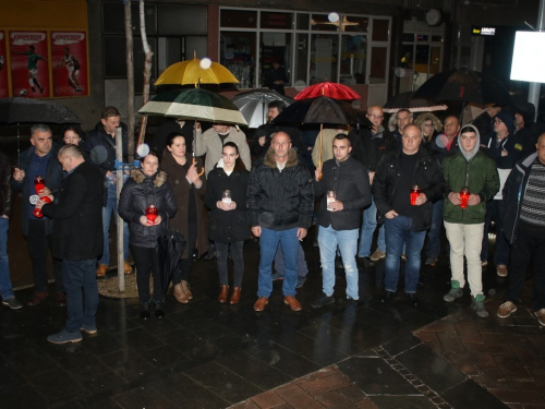 FOTO: Paljenjem svijeća u Prozoru odana počast Anti Pavloviću