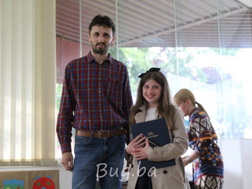 Galerija Kulturno sportskog centra Bugojno obasjana mladim i nasmijanim licima