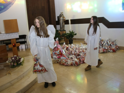 FOTO: Sv. Nikola podijelio paketiće djeci u Rumbocima