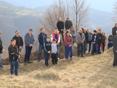 FOTO: Vlč. Stipo Knežević predvodio križni put na Uzdolu