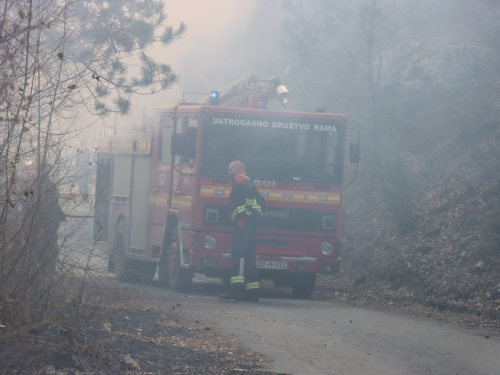 FOTO/VIDEO: Ugašen požar koji je prijetio objektu HE Rama