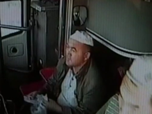 VIDEO: Vozač autobusa umro za volanom, suvozač spasio putnike