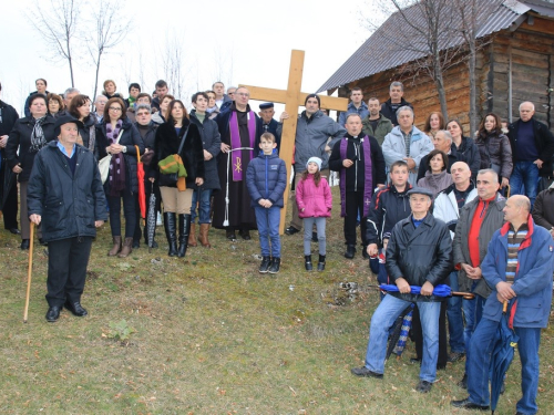 FOTO: Fra Andrija Jozić predvodio križni put na Uzdolu