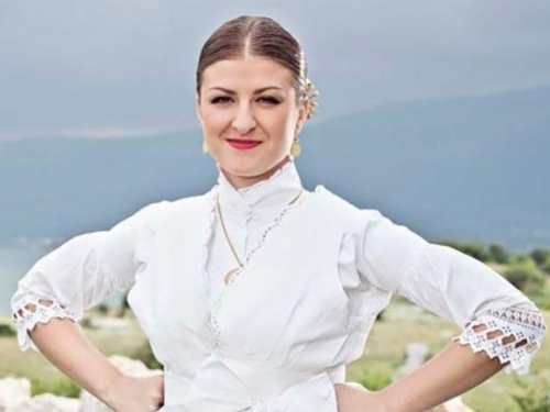 Lidija Sarić iz Vojvodine najljepša Hrvatica u narodnoj nošnji izvan RH