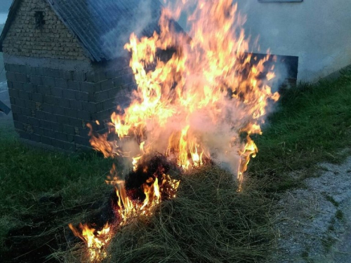 FOTO: Paljenjem svitnjaka Rama dočekuje sv. Ivu