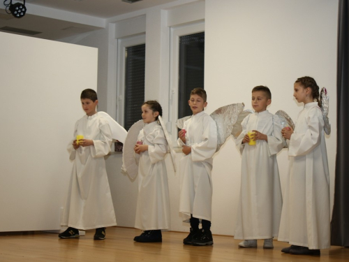 FOTO: Božićna priredba Osnovne škole u Rumbocima