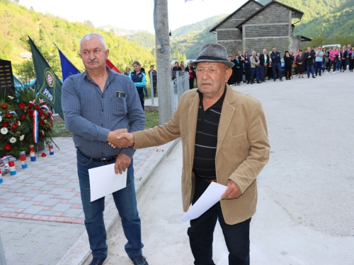 FOTO: Na Ustirami svečano otkriven spomenik poginulim i nestalim braniteljima