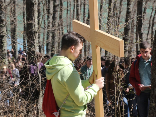 FOTO/VIDEO: Nadbiskupijski križni put mladih na Šćitu