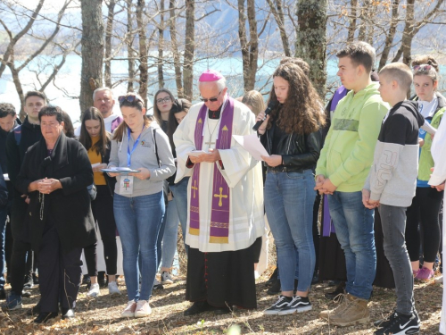 FOTO/VIDEO: Nadbiskupijski križni put mladih na Šćitu