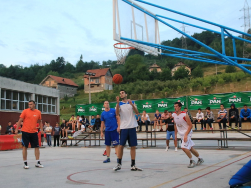 FOTO: U Prozoru počeo 13. Streetball turnir