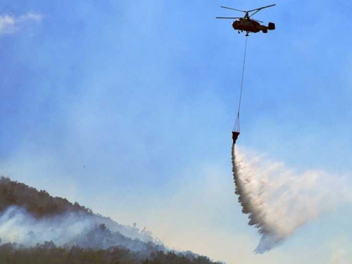 Dug dan pred vatrogascima u Jablanici: Požar gasi i helikopter Oružanih snaga