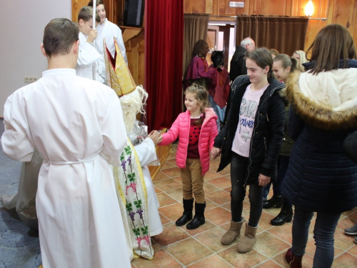 FOTO: Sv. Nikola i ove godine razveselio djecu u župi Rama Šćit