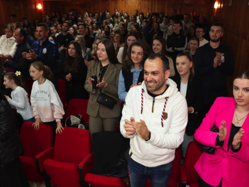 FOTO: ''Duhovni boj'' na Šćitu: Snažna poruka i dojmljiva izvedba oduševili prepunu dvoranu
