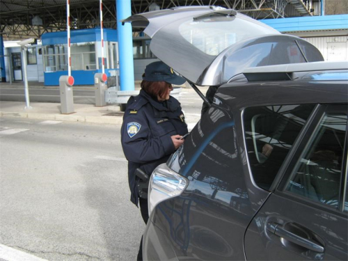 Ulazak u Hrvatsku: Ove stvari iz prtljažnika završavaju u smeću