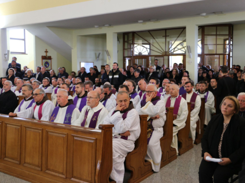 FOTO: Sahranjen fra Mario Radman, bivši župnik župe Rumboci