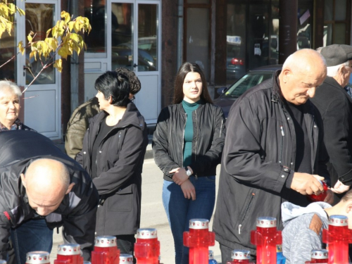 FOTO: Povodom Svih svetih u Prozoru zapaljene svijeće za poginule i preminule branitelje