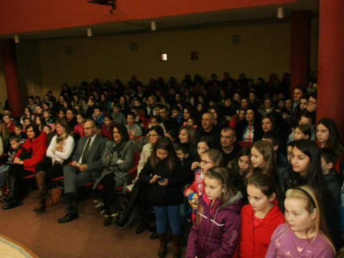 FOTO: Božićna priredba OŠ Marka Marulića Prozor